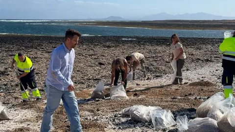 Devoluci&oacute;n de rodolitos a las playas de La Oliva.