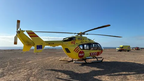 El helic&oacute;ptero del SUC, aterriza cerca de la costa norte de Fuerteventura, para hacer un rescate en la Playa de La Escalera, en El Cotillo.