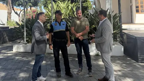 Alcalde y concejales con el subinspector de Polic&iacute;a Local de P&aacute;jara.