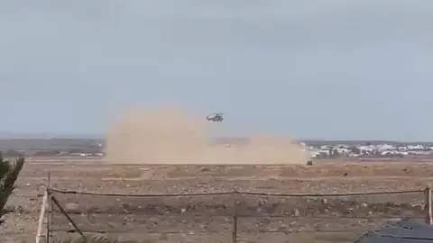 Aterrizaje de un helic&oacute;ptero militar en El Cotillo.