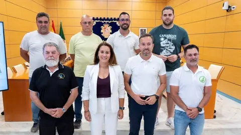 La presidenta y el consejero de Deportes del Cabildo, con los presidentes de las federaciones de juegos y deportes aut&oacute;ctonos.