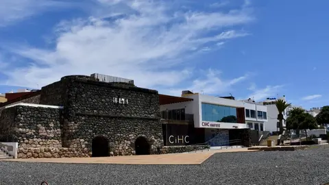 Frontal de la zona musealizada de los Hornos de Cal de El Charco | &copy;Ada Chac&oacute;n, 2026.