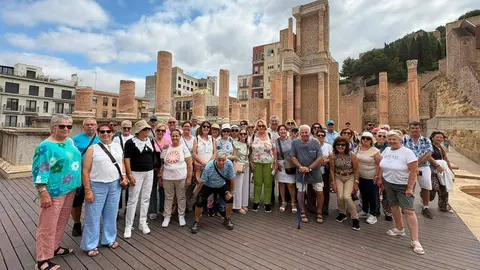Los mayores de P&aacute;jara posan juntos en su viaje a Murcia.