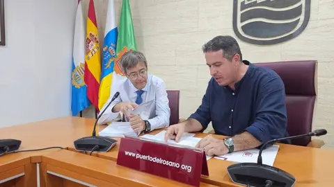 El alcalde de Puerto del Rosario, David de Vera, y el concejal de Econom&iacute;a y Hacienda, Juan Manuel Verdugo.