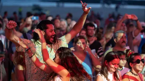 El p&uacute;blico disfruta de la primera noche de Fuerteventura en M&uacute;sica 2026.