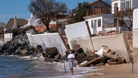 Muros derrumbados por mar frente a las viviendas de la Playa de El Portil, en Punta Umbr&iacute;a (Huelva) | &copy;Greenpeace, 2026.
