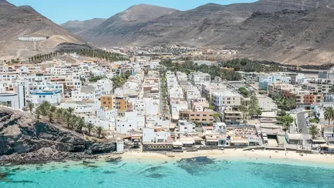 Morro Jable desde el aire, asentado sobre el Barranco del Ciervo, en una imagen de Turismo de P&aacute;jara.