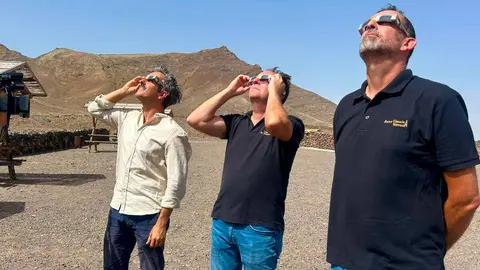 Preparativos para observar el eclipse desde La Atalayita.