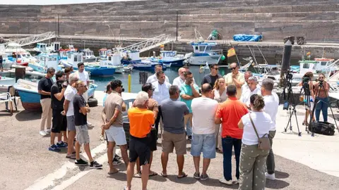 Imagen de la visita del Gobierno de Canarias al Refugio Pesquero de El Cotillo, que recibir&aacute; una inversi&oacute;n de 200.000 euros para su reforma.