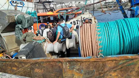 Desembarco de las personas migrantes desde la Salvamar, en el Muelle de Gran Tarajal.