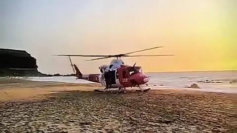 El helic&oacute;ptero aterriz&oacute; en la arena, debido a la dificultad de acceso a esta playa de El Cotillo.