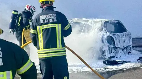 Extinci&oacute;n del incendio por los Bomberos de La Oliva.