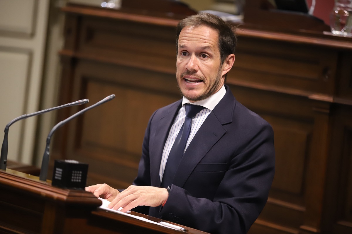 El consejero de Transición Ecológica y Energía del Gobierno de Canarias, Mariano H. Zapata, en sede parlamentaria.
