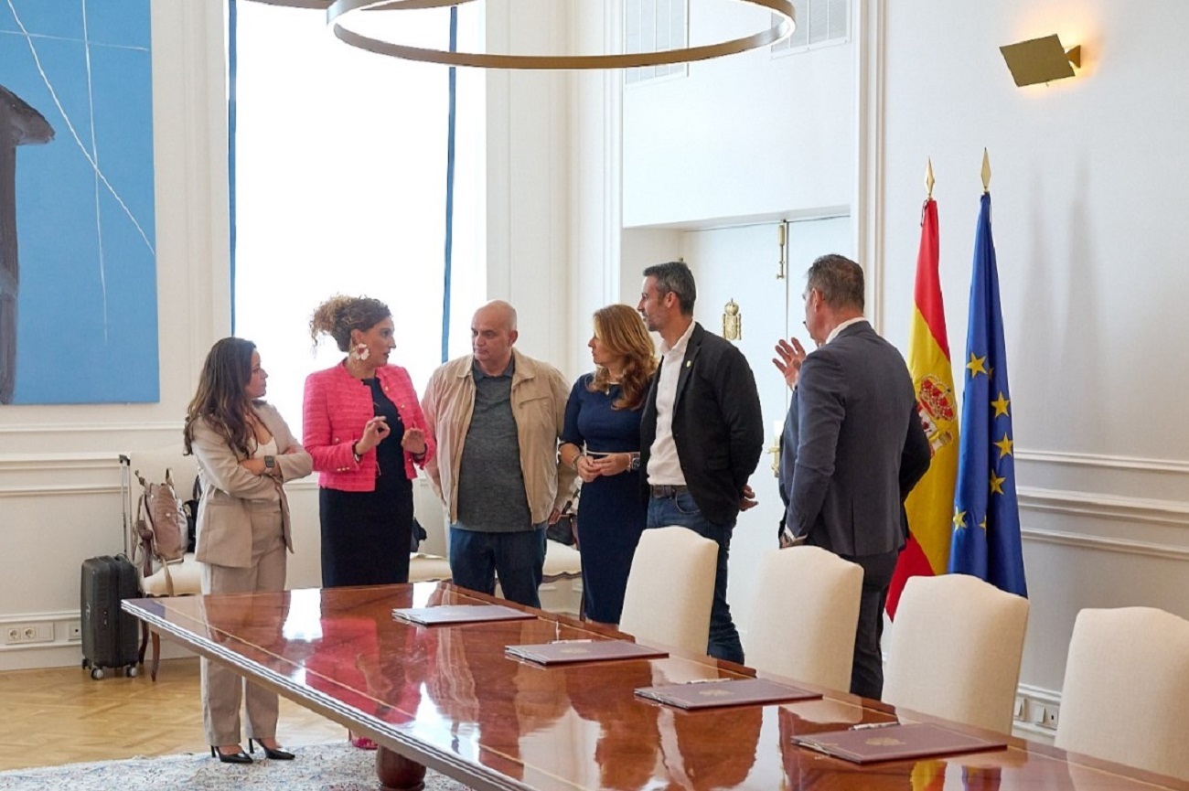 Imágenes de la firma del convenio para las 260 viviendas de Corralejo (1)