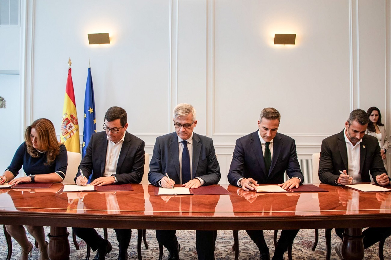 Imágenes de la firma del convenio para las 260 viviendas de Corralejo (4)