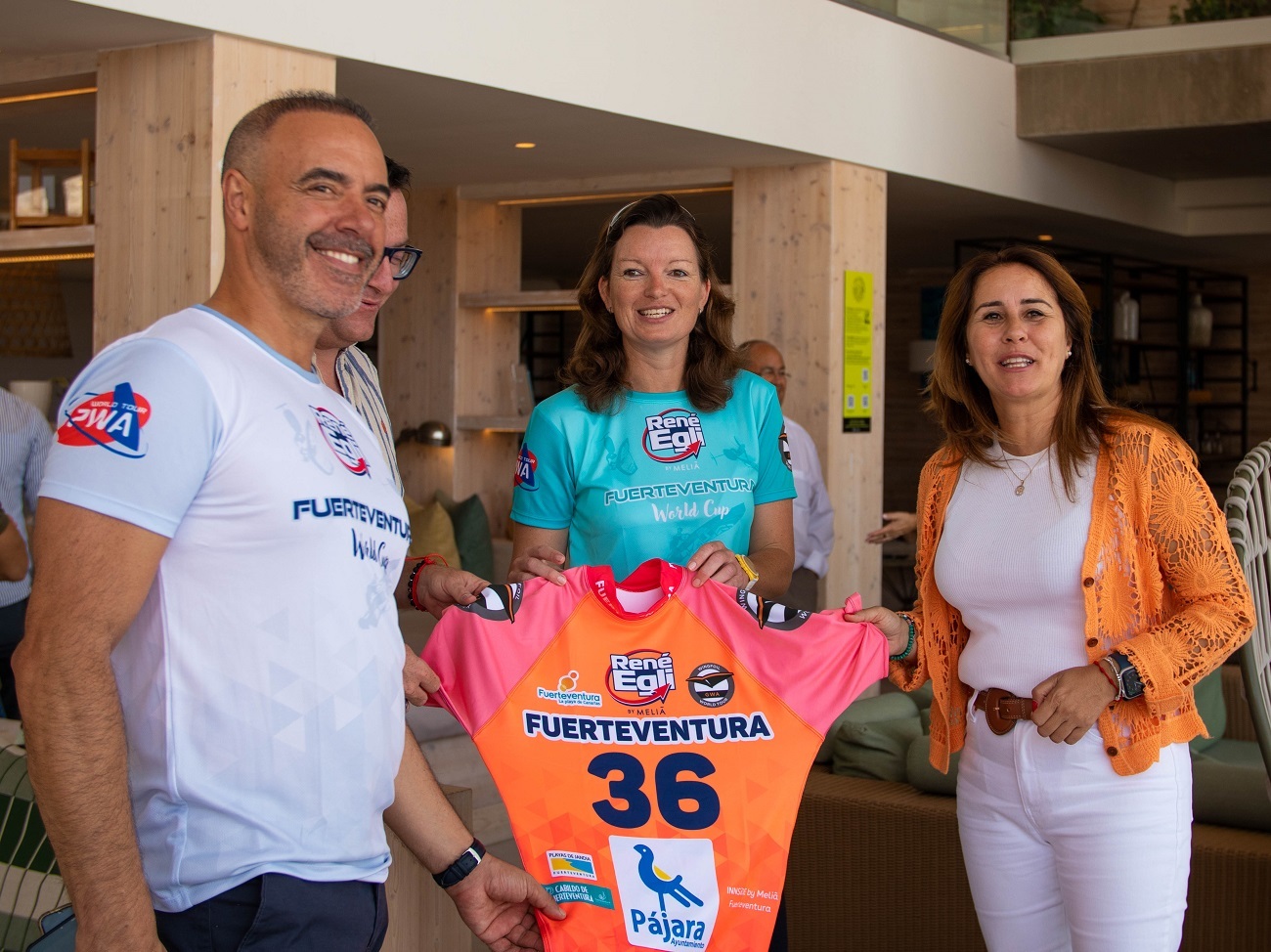 Annika Ingwersen, y otros representantes de René Egli By Meliá, con Lola García.