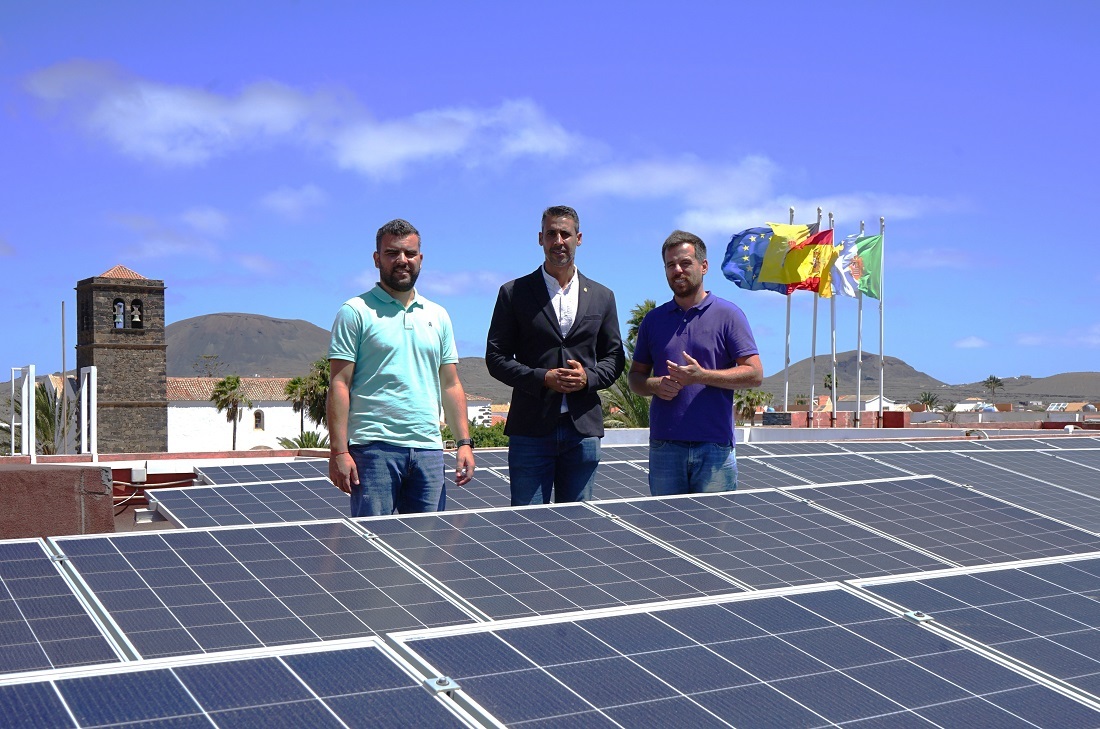 Alcalde y concejales en el Ayuntamiento de La Oliva.