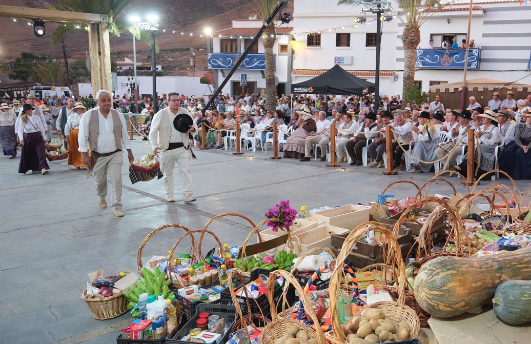 Ofrenda de Puerto del Rosario a la virgen.