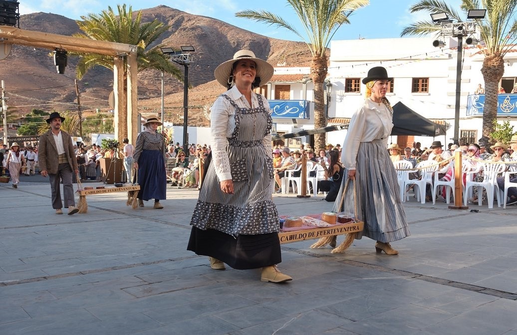 Lola García y Jessica de León compartieron la ofrenda a La Peña.