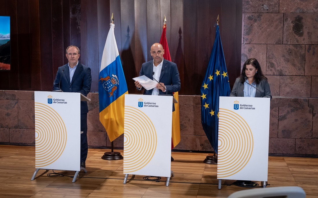 Sergio Rodríguez (FECAI), Alfonso Cabello (Gobierno), y Mari Brito (Fecai).
