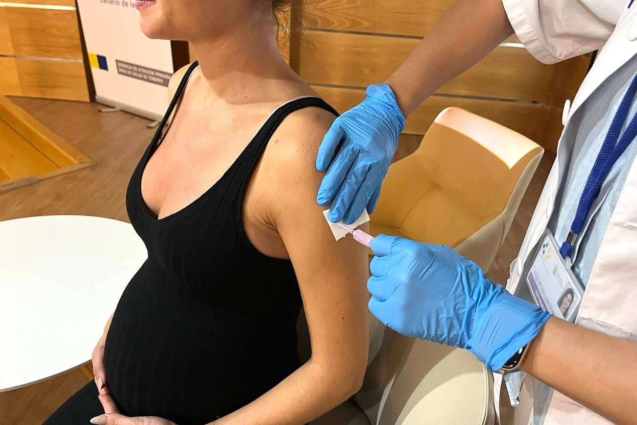 Una mujer embarazada se vacuna contra la gripe en Tenerife (Imagen del SCS).