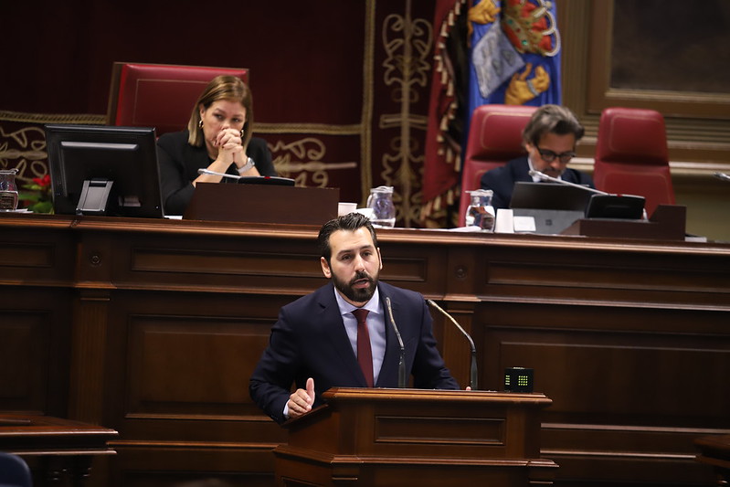 Manuel Hernández. Pleno de presupuestos en el Parlamento de Canarias, en 2023.
