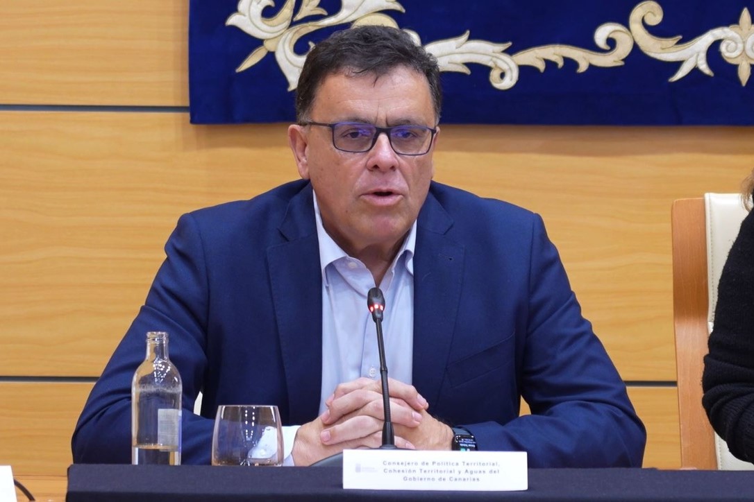 Manolo MIranda campaña para  para frenar instalaciones en suelo rústico.
