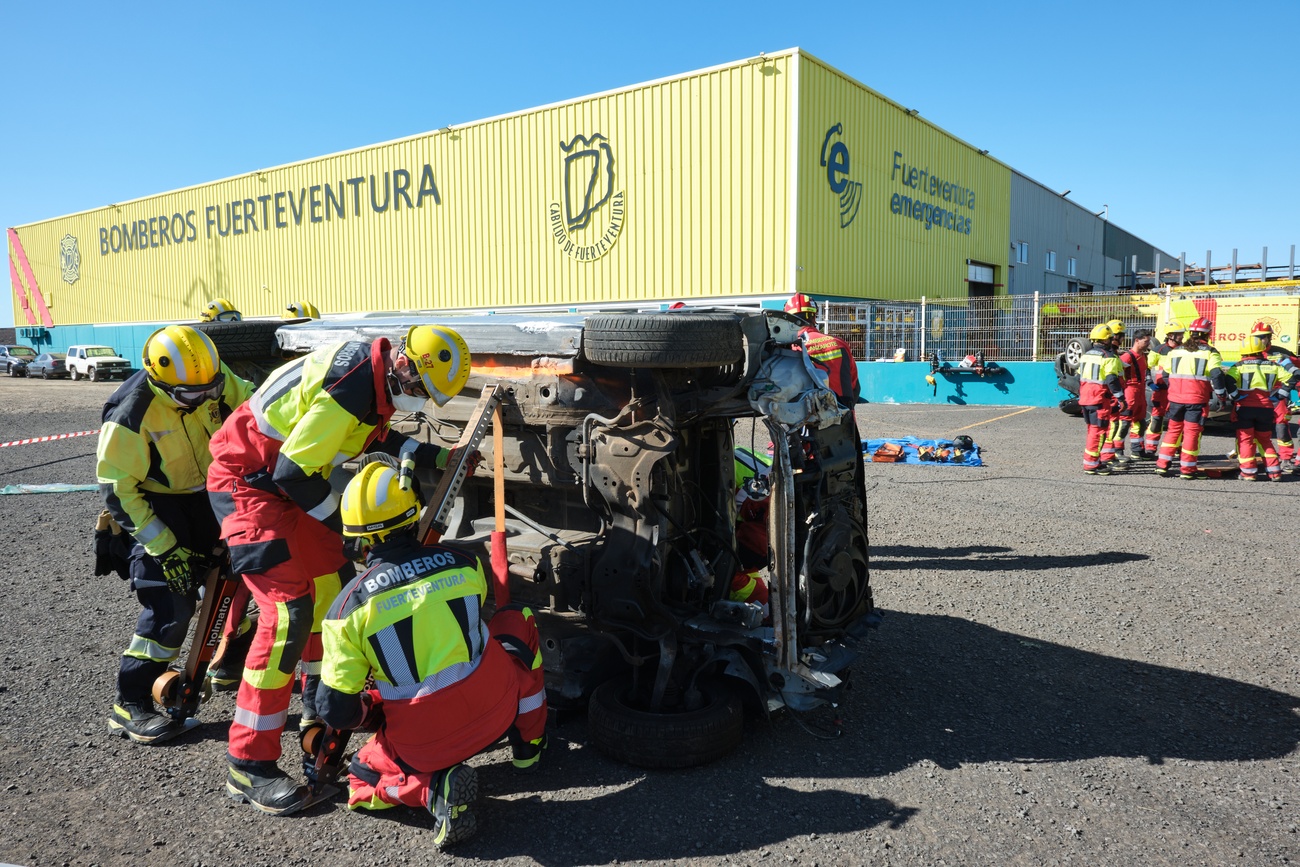 Bomberos se forman en accidentes de tráfico.