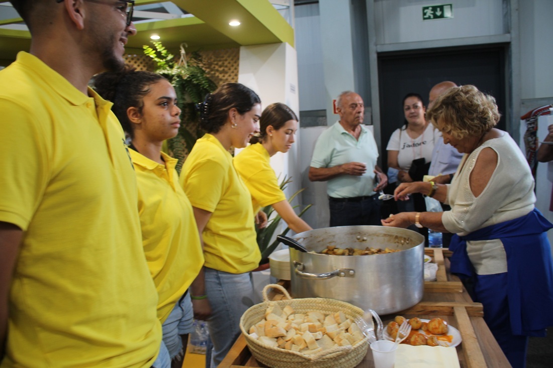 Degustacion de carne cabra en el stand de Antigua en Feaga