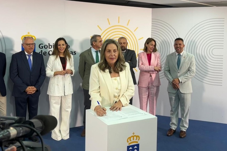 Marlene Figueroa, en la firma de los convenio de infraestructuras turísticas entre Gobierno de Canarias y cabildos.