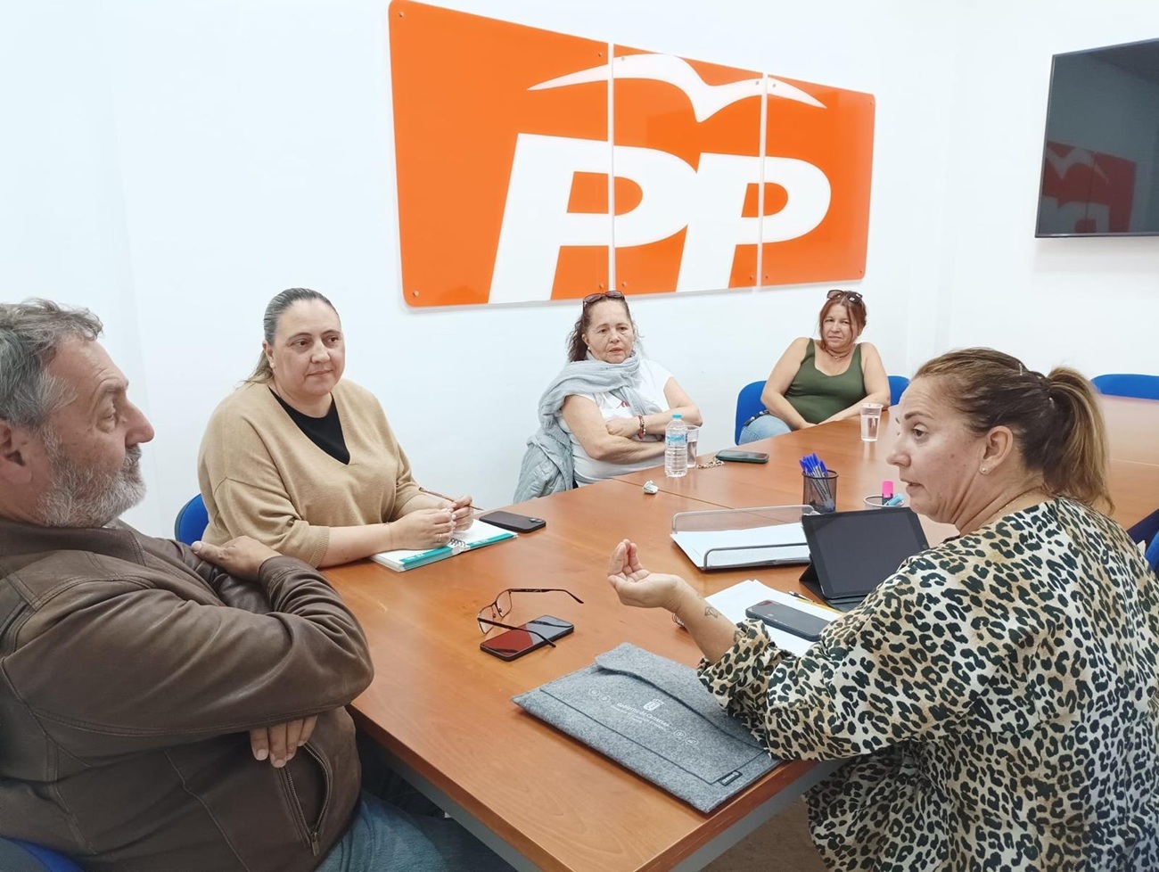 Reunión con los vecinos de Cofete en la sede del PP.