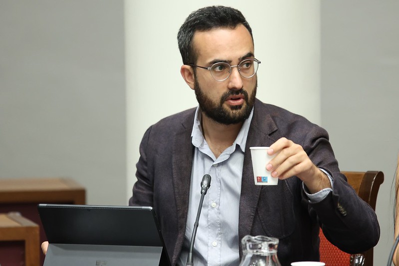 Raúl Acosta (AHI), en la Comisión de Cabildos anterior al pleno del Parlamento.