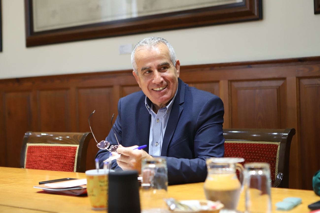 Mario Cabrera (grupo CCa), en la Mesa del Parlamento de Canarias.