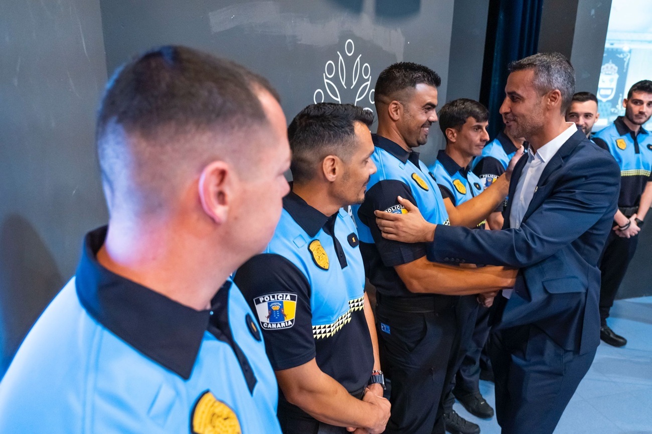 Isaí Blanco junto a nuevos agentes de Policía Local.
