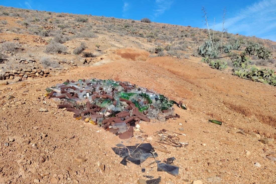 Fuerteventura, bonita por naturaleza recoge botellas en Betancuria.