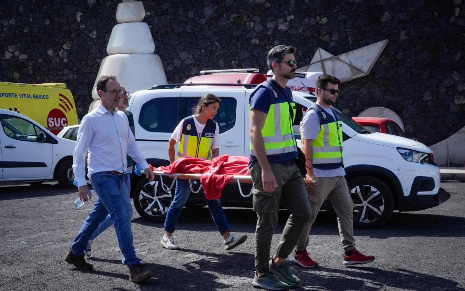 Imágenes del cayuco volcado en El Hierro, difundidas en la cuenta de X de Fernando Clavijo (1)