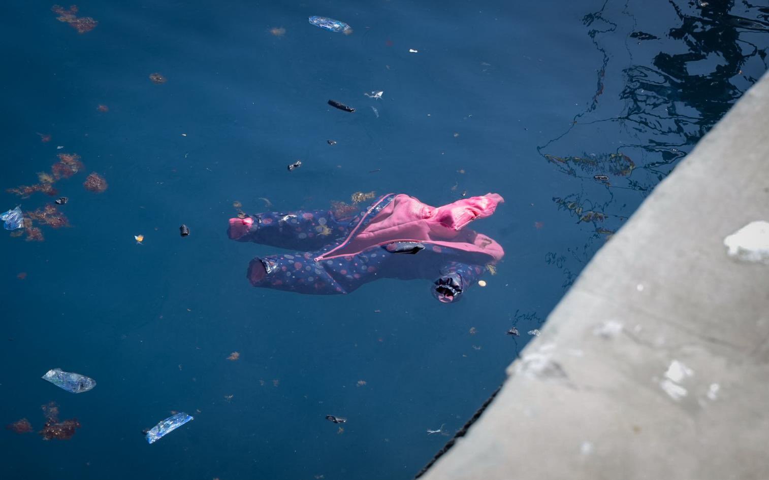 Imágenes del cayuco volcado en El Hierro, difundidas en la cuenta de X de Fernando Clavijo (2)