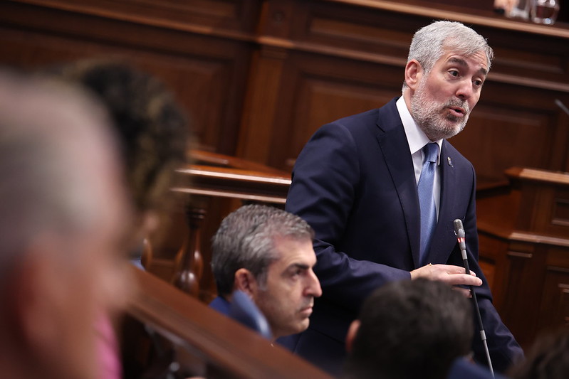 Clavijo, en el pleno del Parlamento el 27 de mayo de 2025.