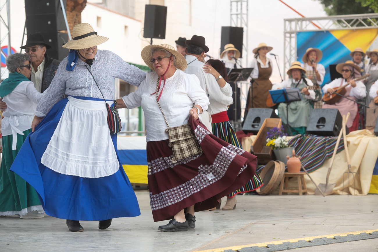 Baile del Día de Canarias en Antigua.