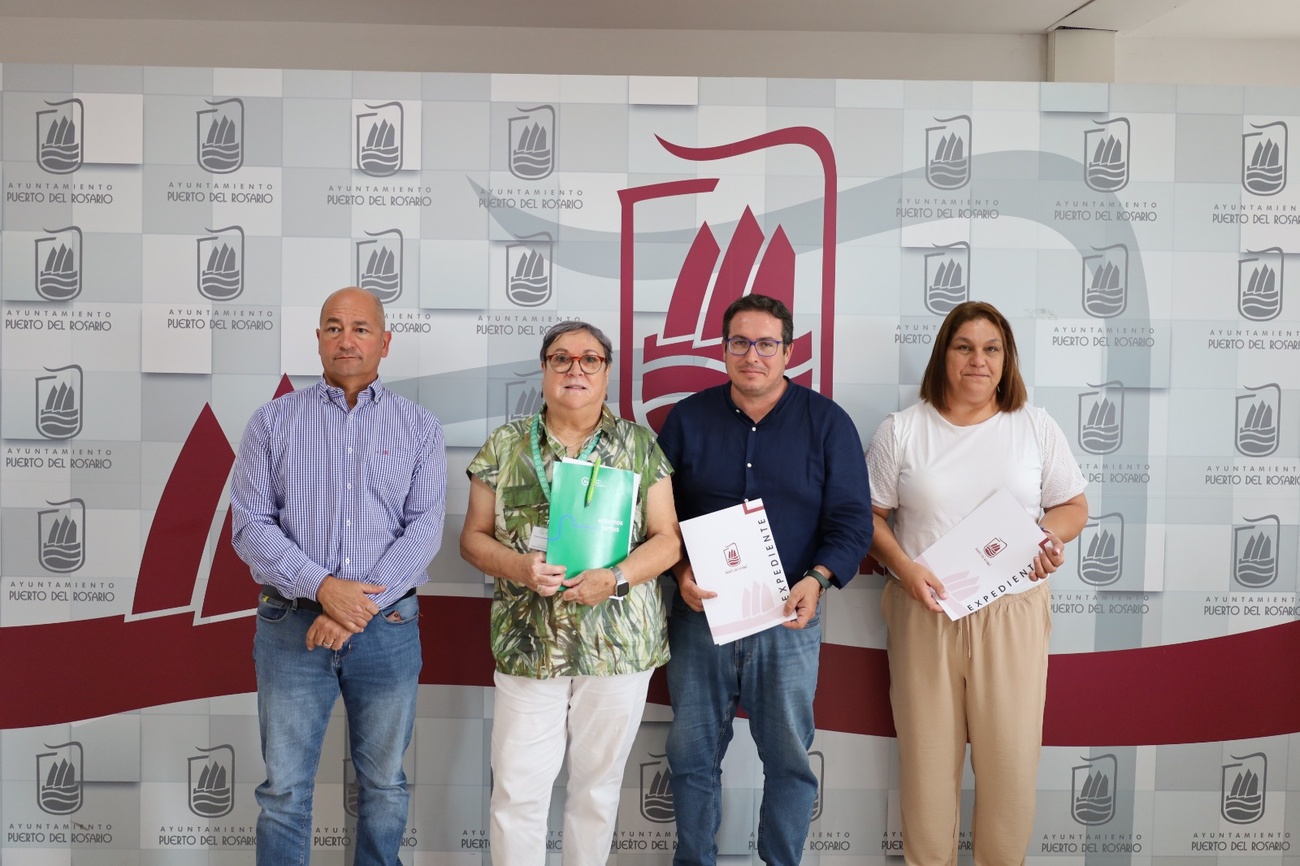 Presentación de convenios con colectivos sociales.