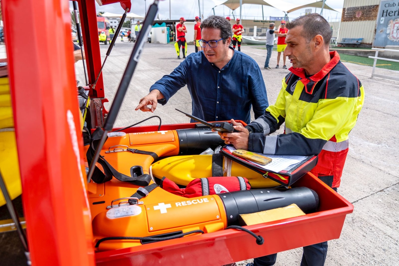 David de Vera, con los nuevos equipamientos de Emergencias y Salvamento.