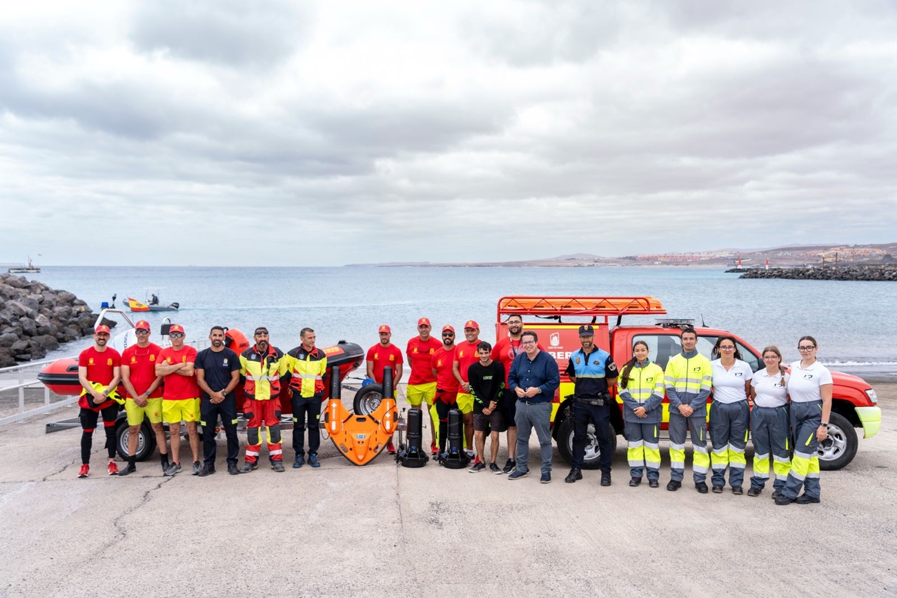 Foto de grupo de los efectivos de Seguridad, Emergencias y Salvamento en Puerto del Rosario, y alumnadol ciclo de Transporte Sanitario.