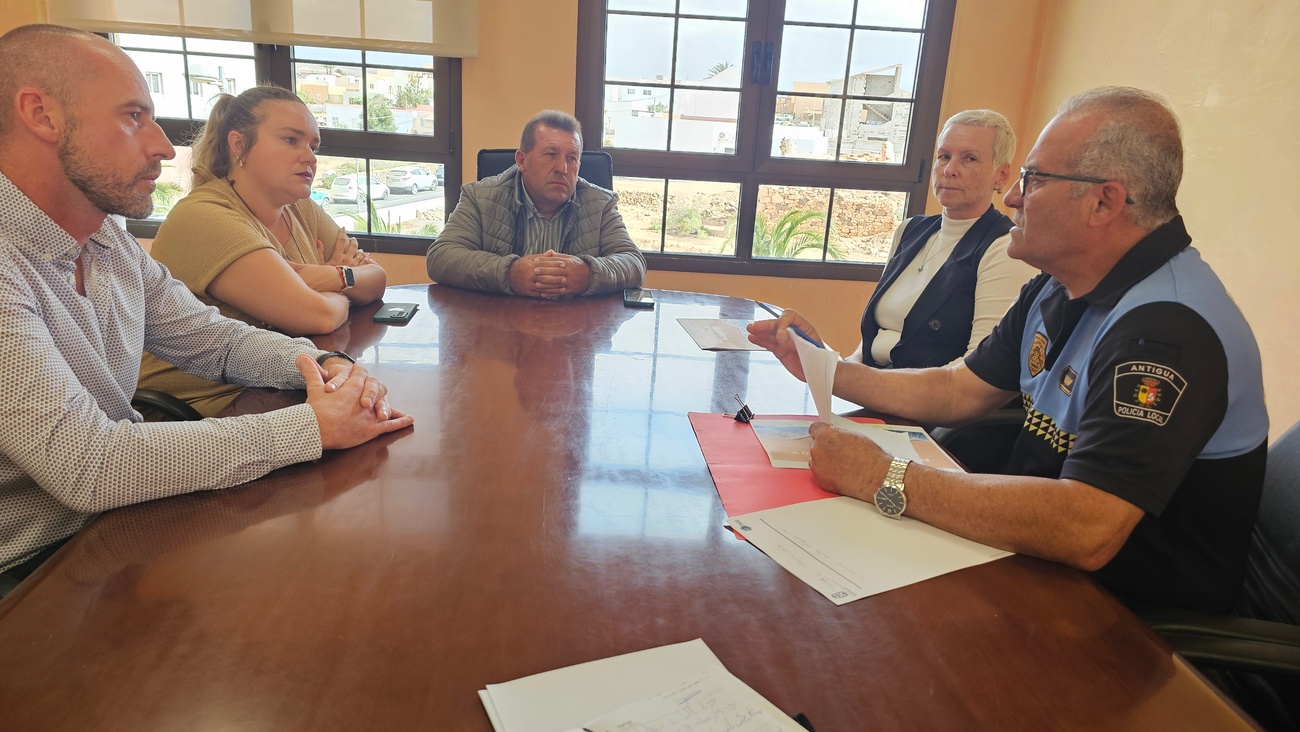 Ayuntamiento y Policía Local de Antigua, reunidos con turoperadores por la seguridad.