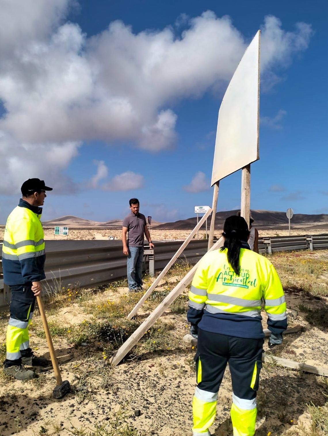 Retirada de cartelería en Los Lajares.