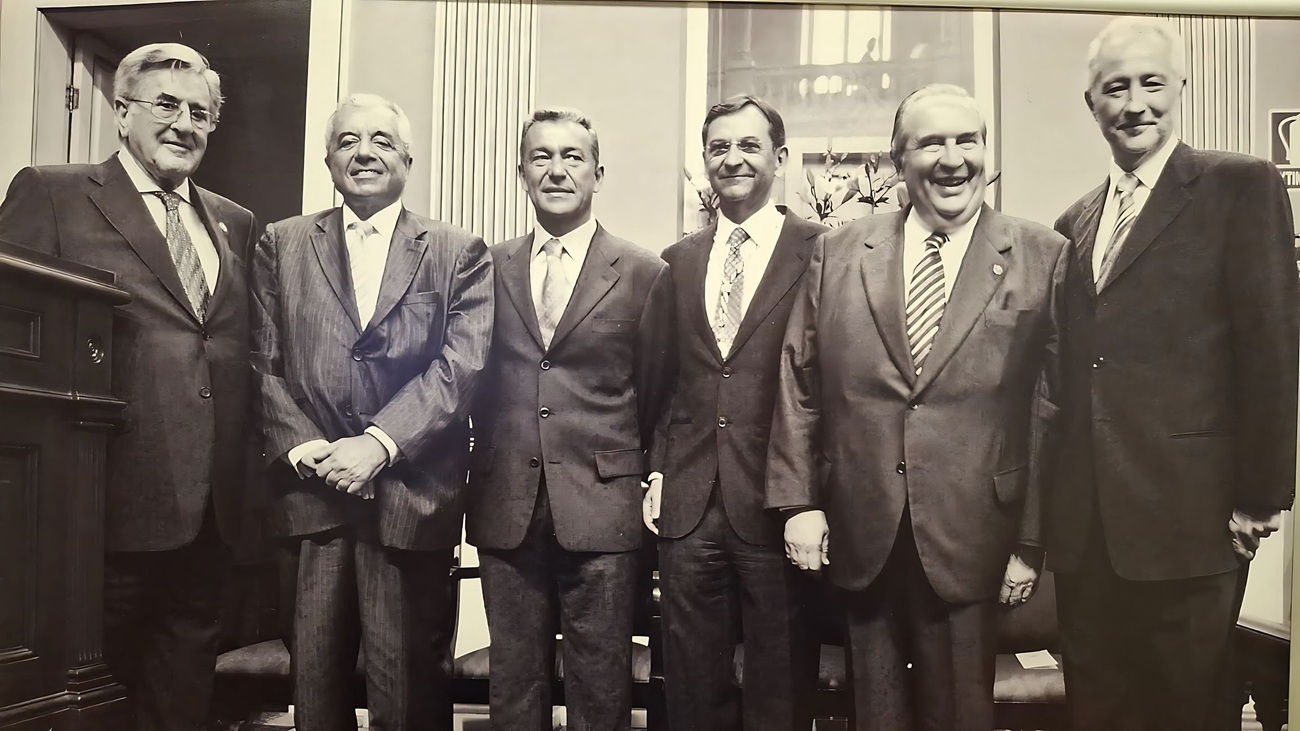 Manuel Hermoso, entre varios expresidentes del Gobierno de Canarias (Fotos de Trino Garriga, expuestas en el Parlamento). (1)