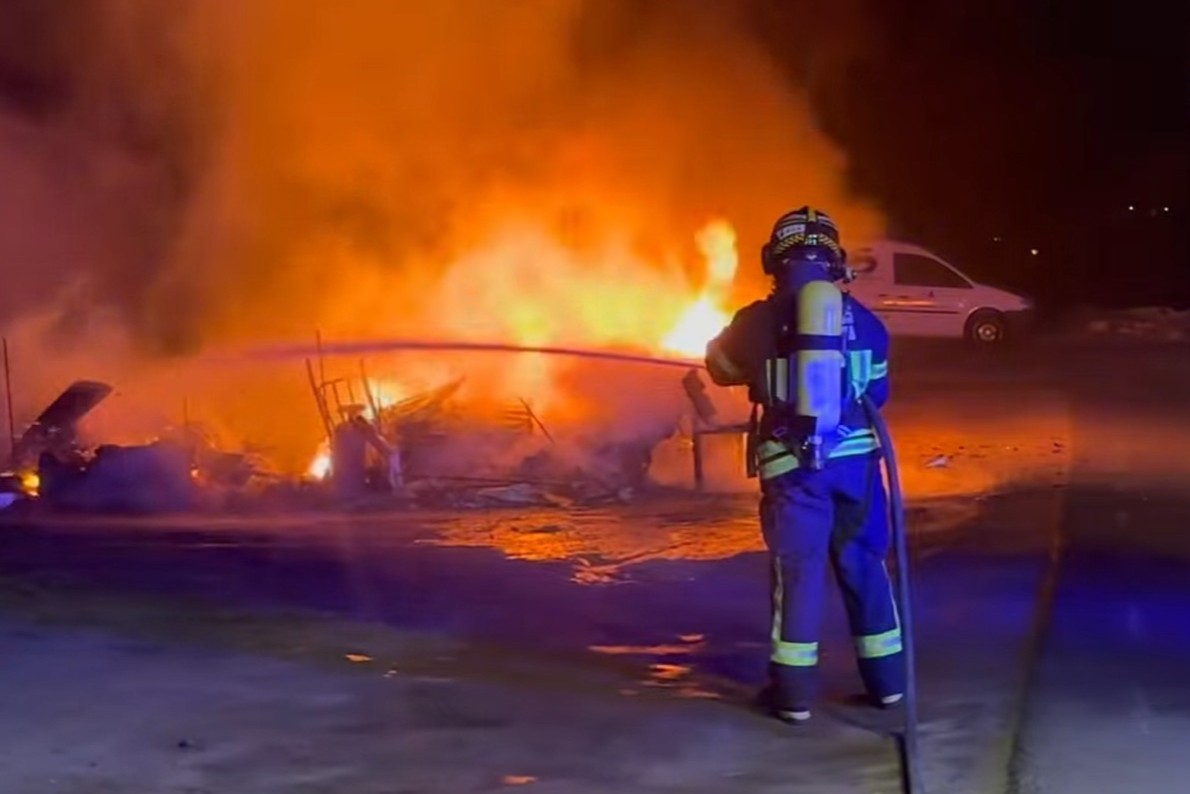 Incendio en la localidad de La Oliva, en una imagen del cuerpo municipal de bombneros.