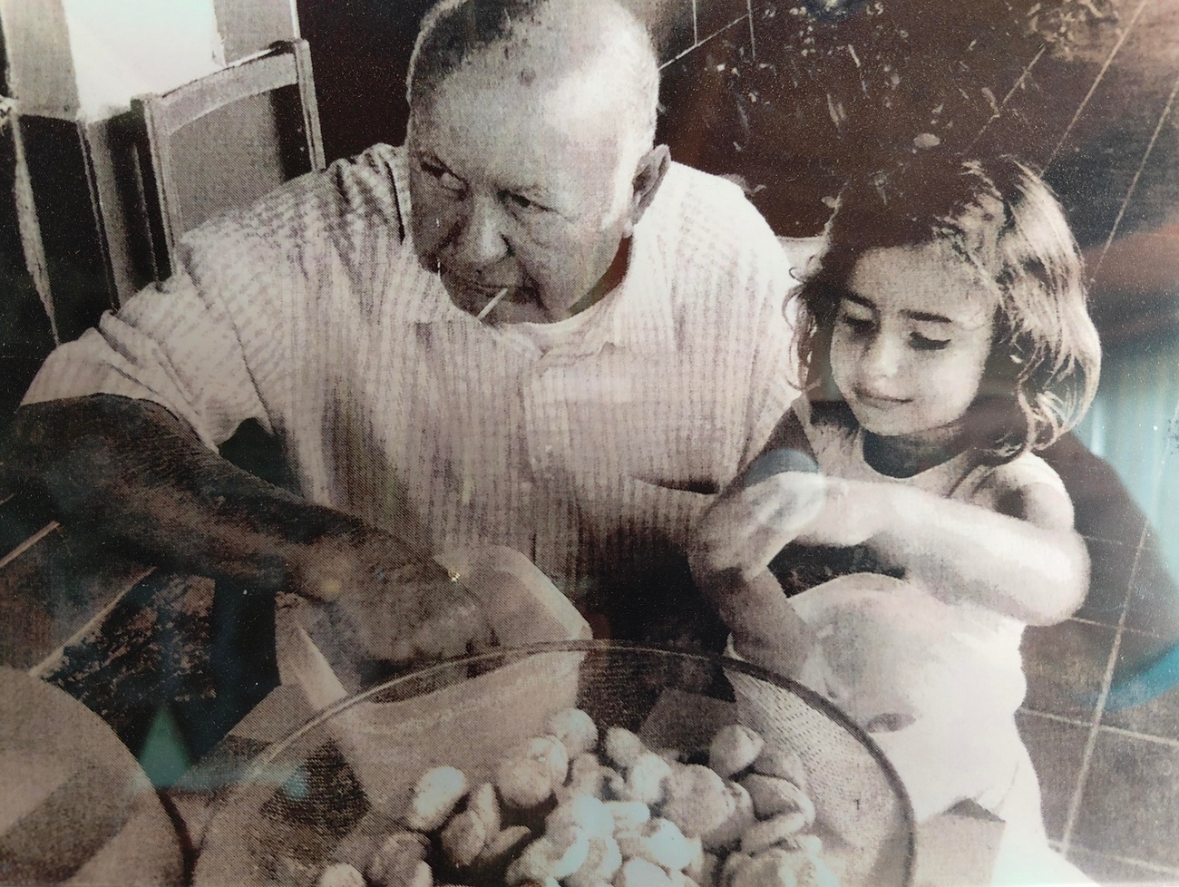 Isidro Perdomo, fundador de la Quesería Río Cabras, con su hija Yurena de niña.