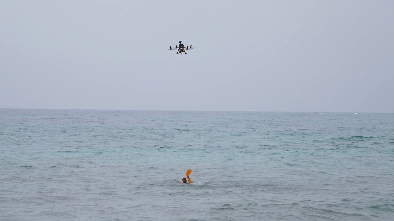 Simulacro de rescate con dron en las Grandes Playas de Corralejo (2)
