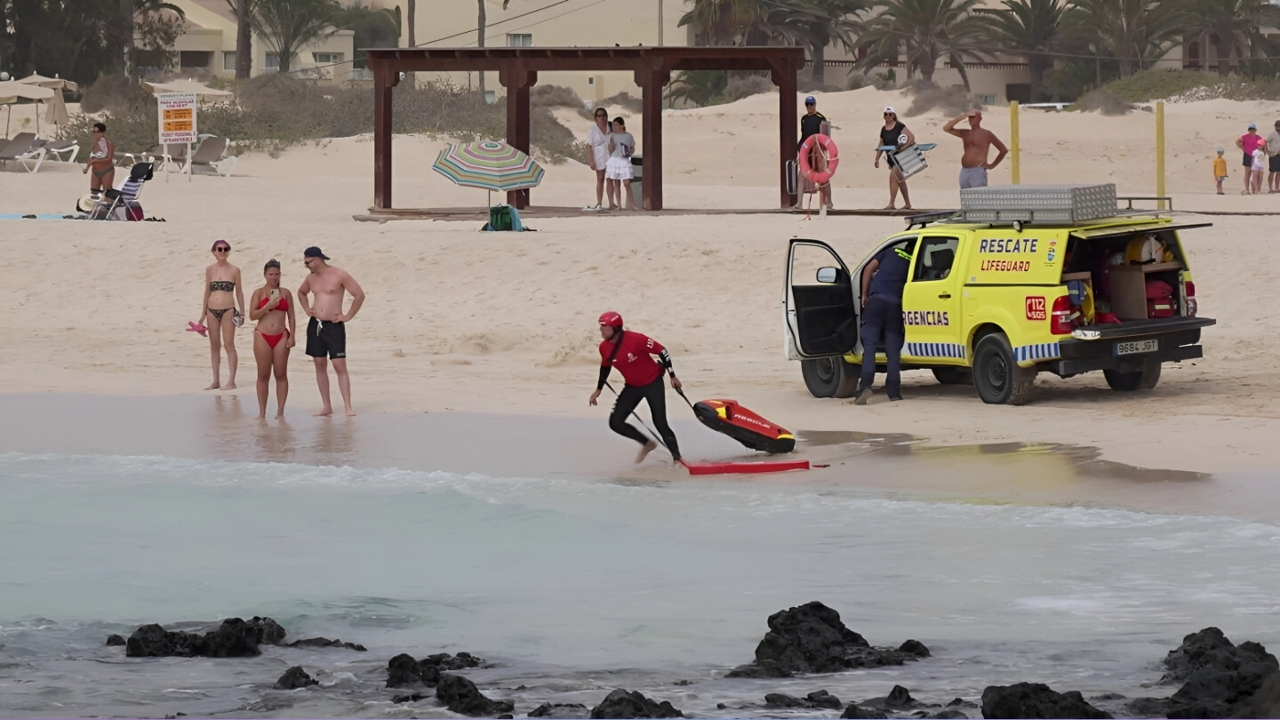 Socorrista de La Oliva, en un simulacro de rescate con dron en las Grandes Playas de Corralejo.