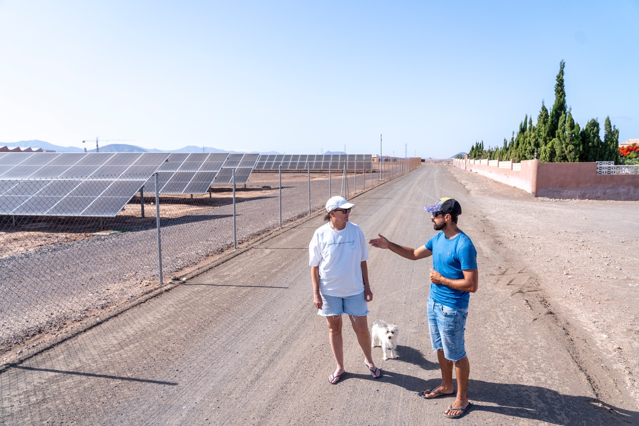 Parque Solar El Charco, junto a las viviendas de los vecinos de Tuineje. | Imagen: Arnán Martel.